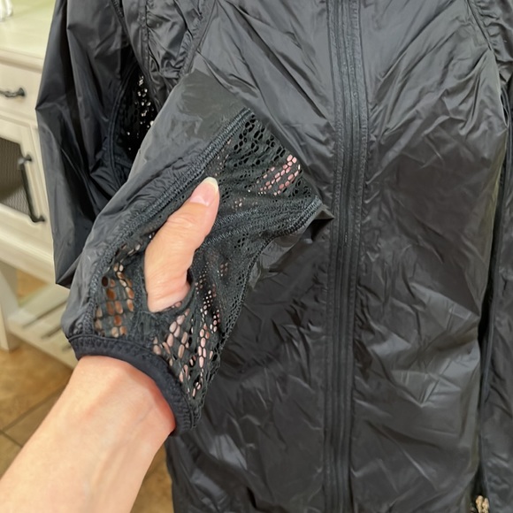 🔴🔴🔴🔴🔴. SOLD 🔴🔴🔴🔴🔴🔴rare lululemon jacket Lightweight - Picture 6 of 17